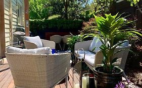 The Small House - Mid Century Gem In Wine County'S Healesville